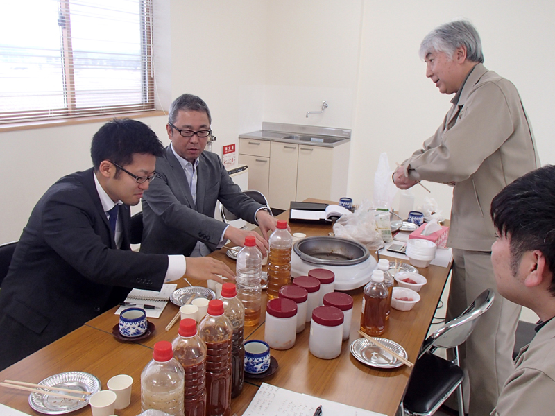 サンプルを試食し、今後の展開を意見交換している様子